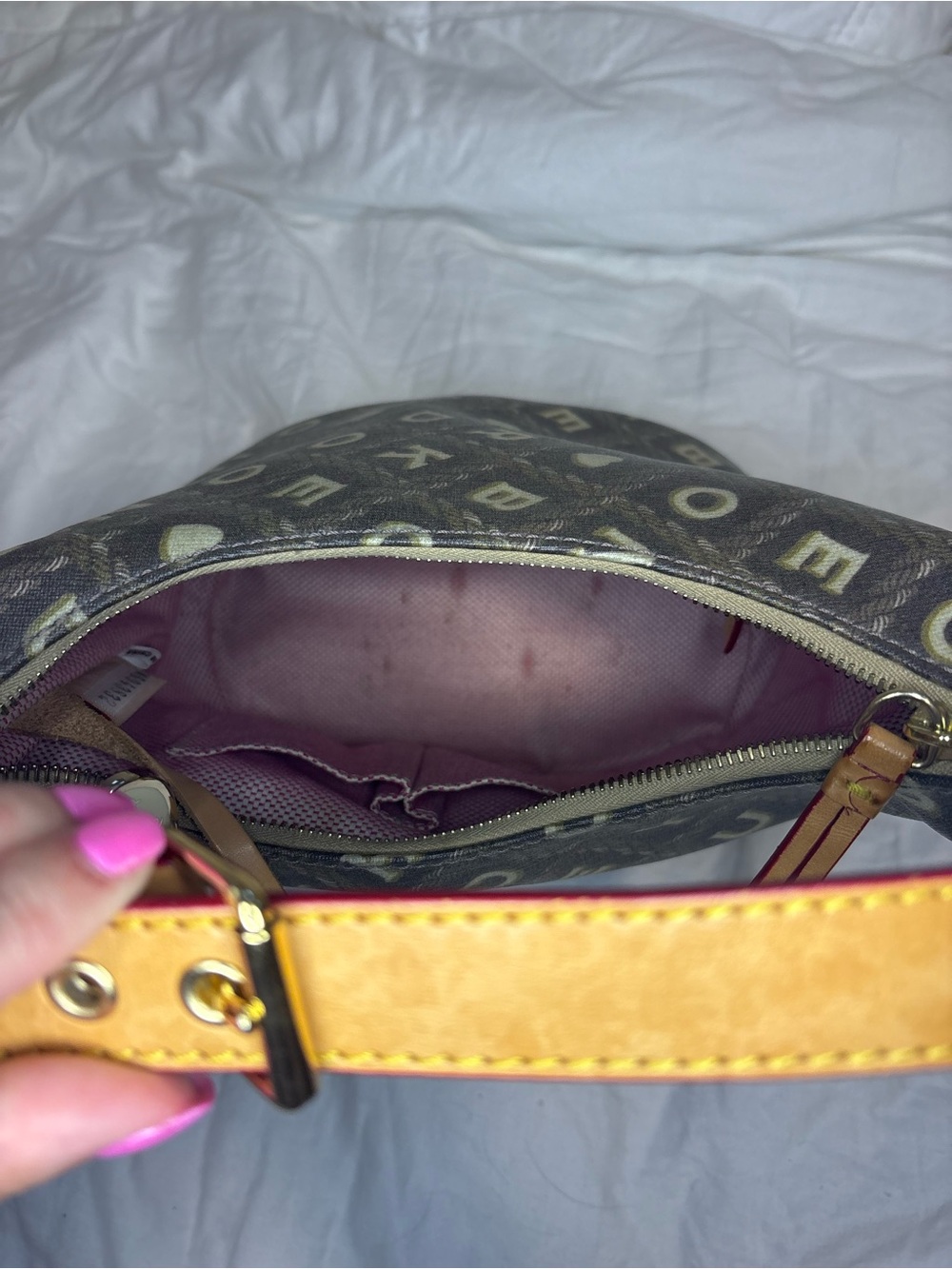 Dooney & Bourke Signature Bucket Shoulder Bag Coated Canvas. With Heart Charm - Picture 12 of 12